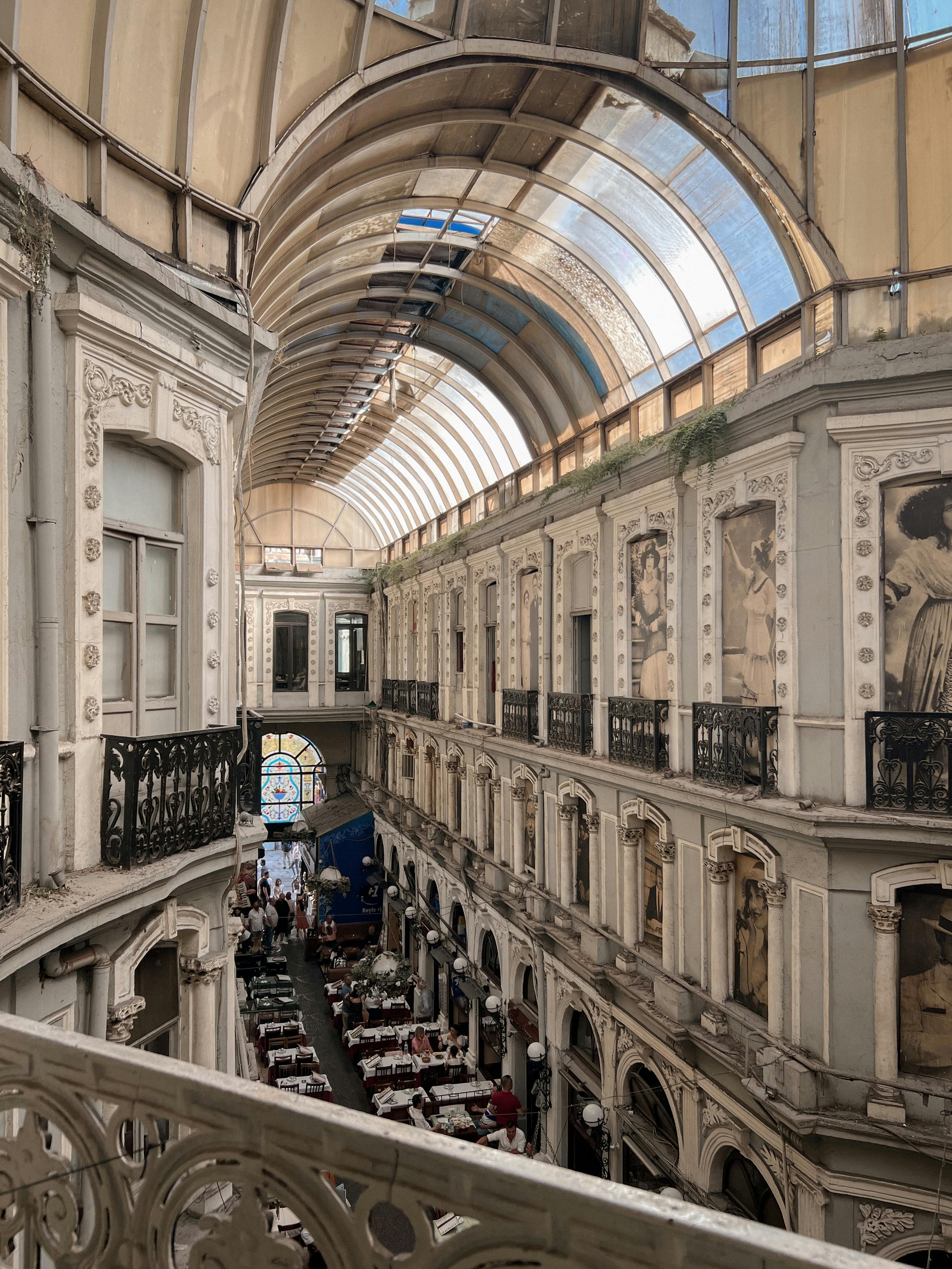 Retail store cleaning services in Washington DC - TotalMGT team at work